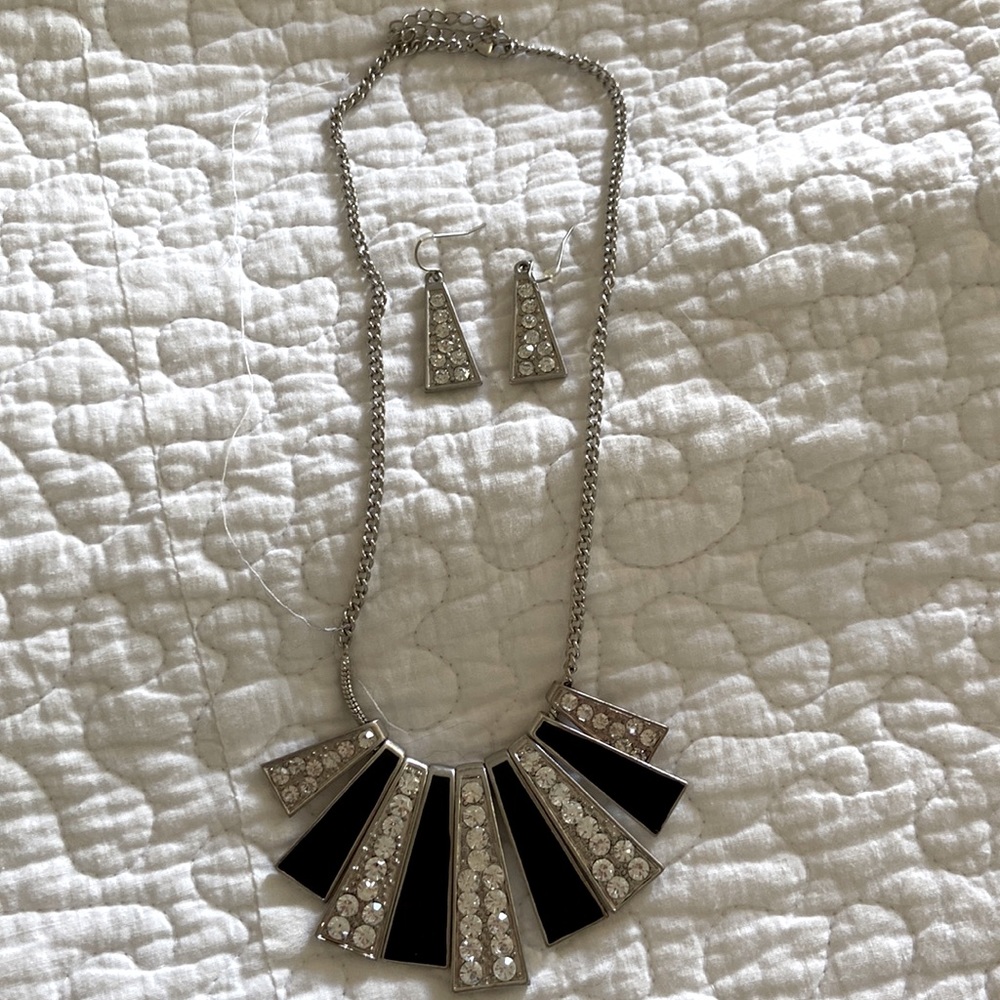 Beautiful edgy look earrings and necklace set.